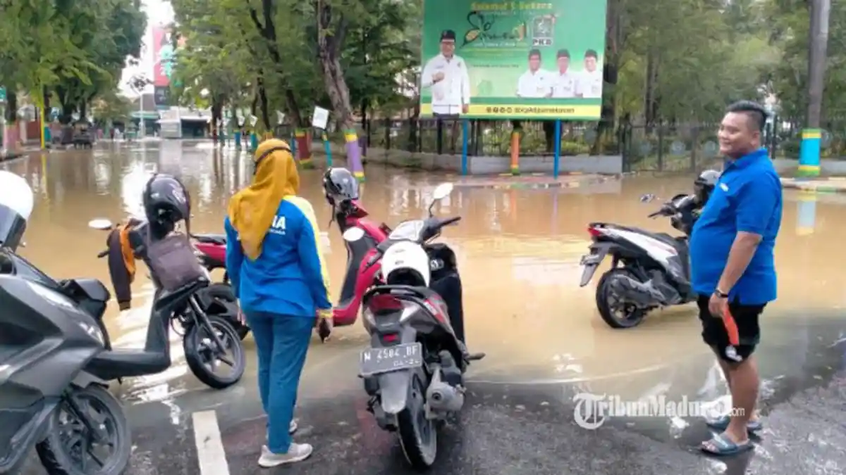Arek Lancor Pamekasan Banjir, Arus Lalu Lintas dari Arah Jalan Trunojoyo ke Jalan Masegit Dialihkan