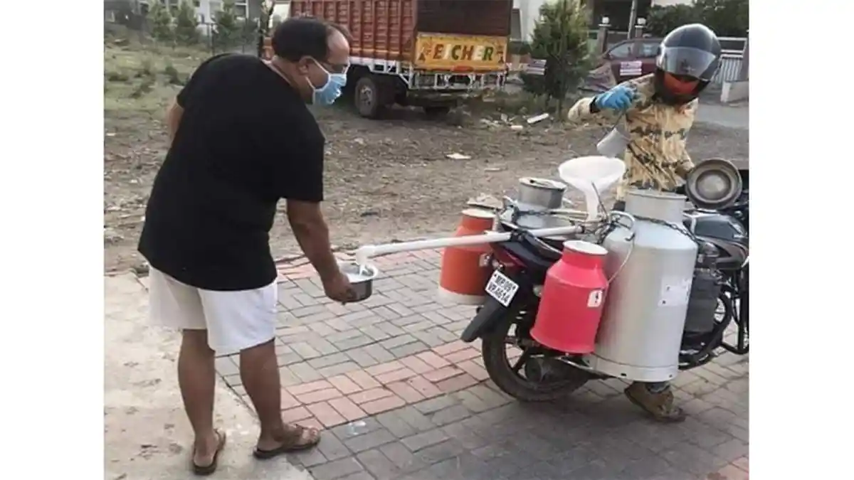 Penjual Susu Keliling di India Pakai Cara Unik Untuk Menghindari Kontak Fisik dengan Pembeli