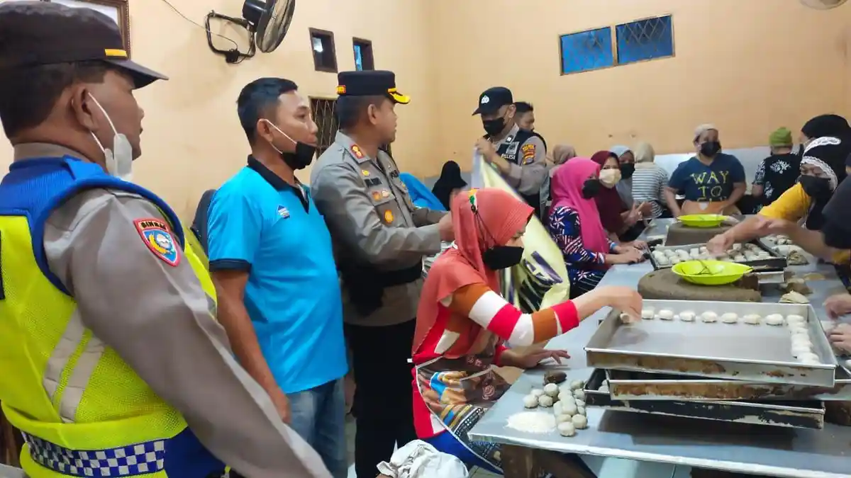 Kapolres Tebingtinggi Anjangsana ke Industri Roti Kacang Raja Beo