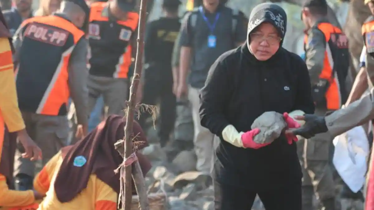 Tri Rismaharini dan 6000 Orang Bersihkan Kenjeran, 23,5 Ton Sampah Terkumpul