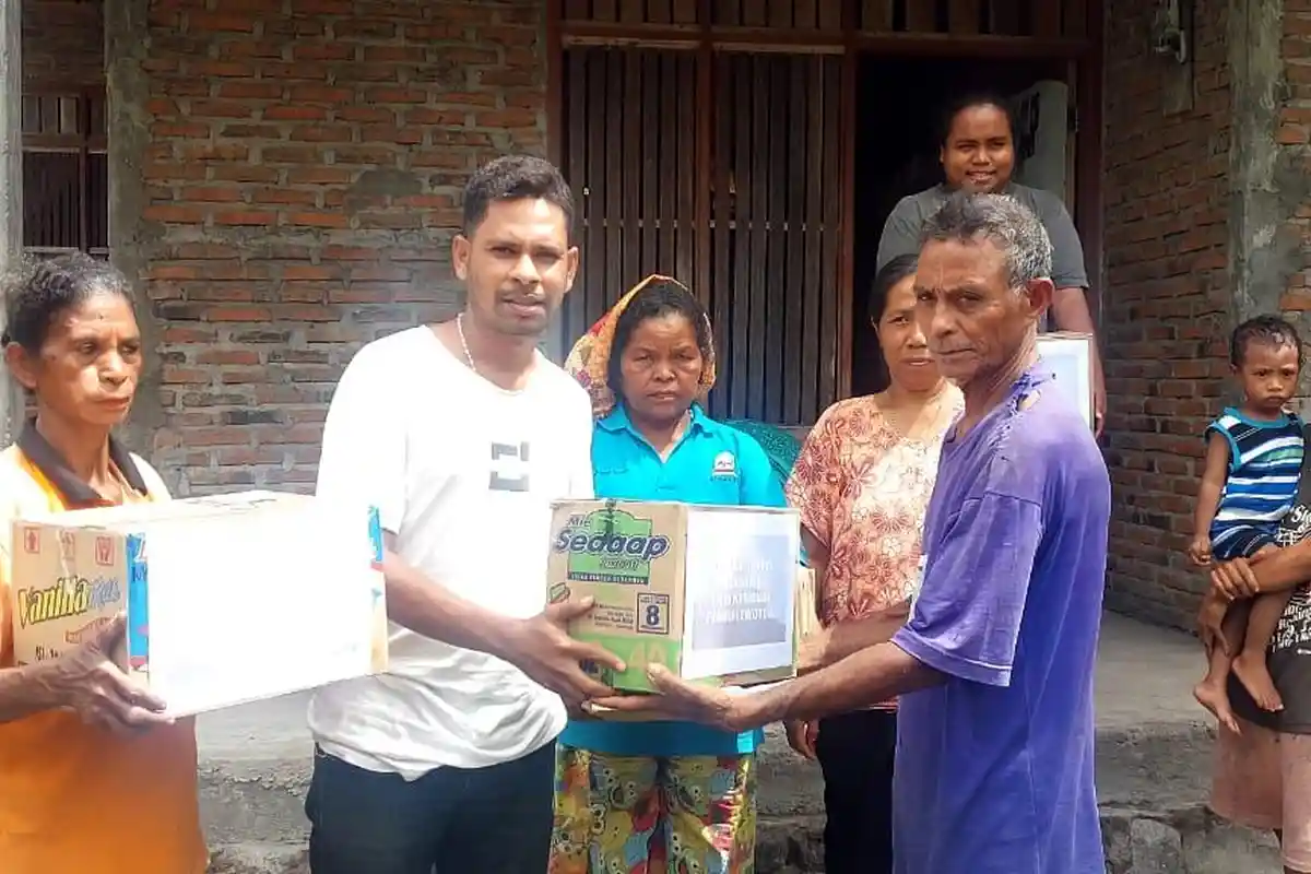 Sehari Pulang Rumah, Pengungsi Gunung Lewotobi Dapat Bantuan dari HMPWK Unkris Jakarta