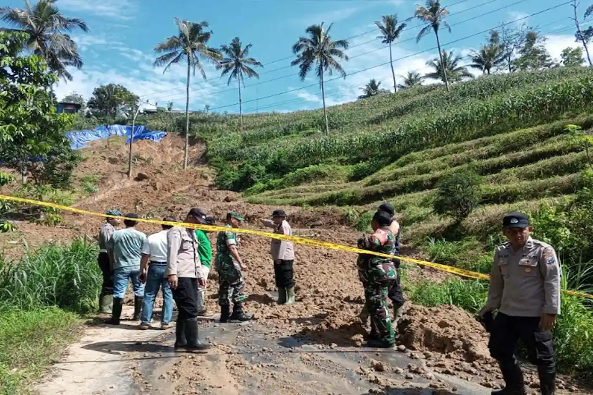 Jalur Tulungagung-Trenggalek Lewat Pagerwojo Putus, Tertutup Longsoran yang Terjadi Berulang