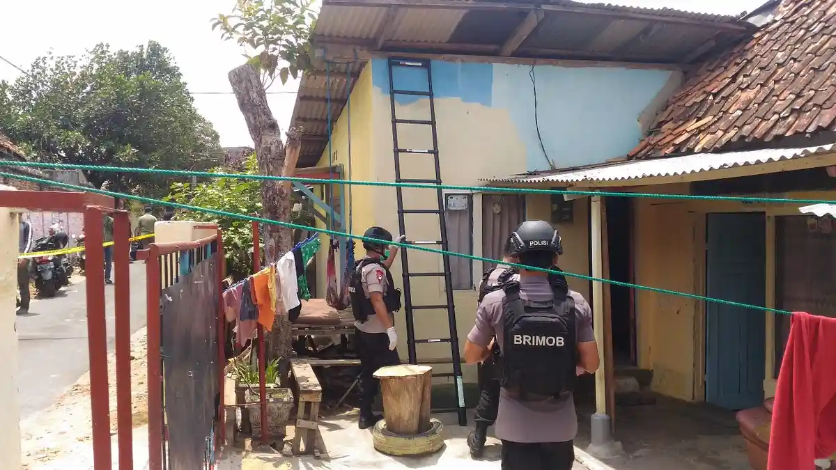 BREAKING NEWS - Densus 88 dan Gegana Polda Lampung Lanjutkan Geledah Rumah Kedua, Ini yang Ditemukan