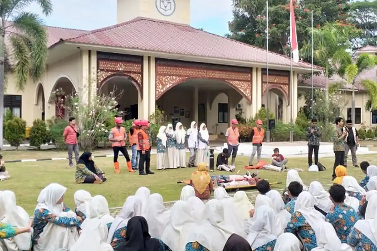 Siswa Sukma Bangsa Pidie Sembunyi di Bawah Meja, Terekam Dalam Simulasi Bencana