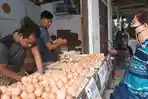 Penjualan-sedang-melayani-pembeli-telur-sebanyak-setengah-papan-di-Pusat-Pasar-Medan_.jpg
