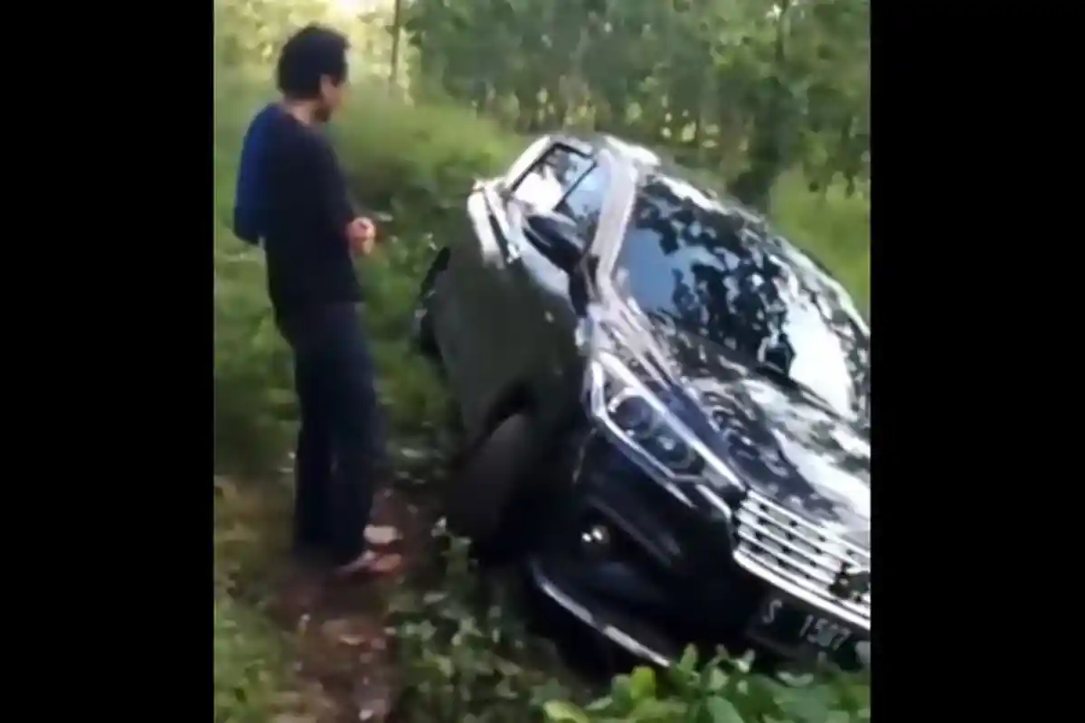 Viral Video Mobil Tersesat di Hutan yang Hanya Bisa Dilewati Off-road, Penumpang Ternyata Mabuk