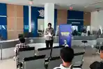 Polwan-Polres-Sumenep-berikan-edukasi-pada-warga-yang-urus-berkas-kendaraan-bermotor.jpg
