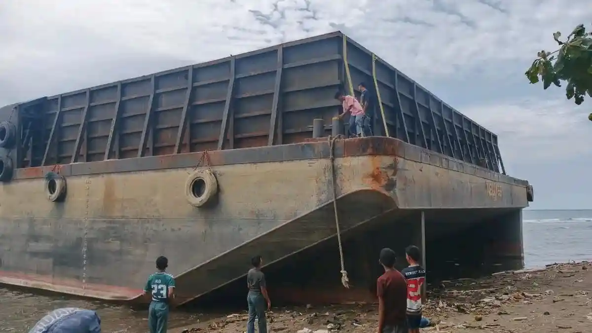 Diduga Cuaca Buruk, Kapal Ponton Nelly 56 Batam Terdampar di Pesisir Maponu Pasangkayu