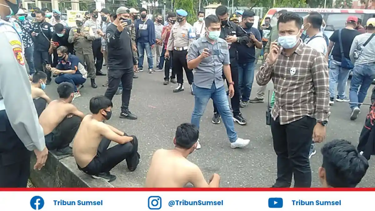 Razia di Lokasi Demo Depan DPRD Sumsel, Polisi Dapati Pelajar Bawa Bom Molotov dan Sajam