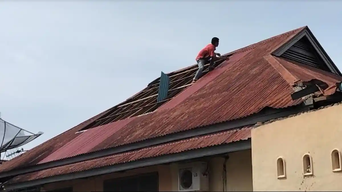 Populer Sumbar: 47 Rumah Warga Pariaman Dirusak Puting Beliung, Petani di Solok Cabuli Anak Tiri