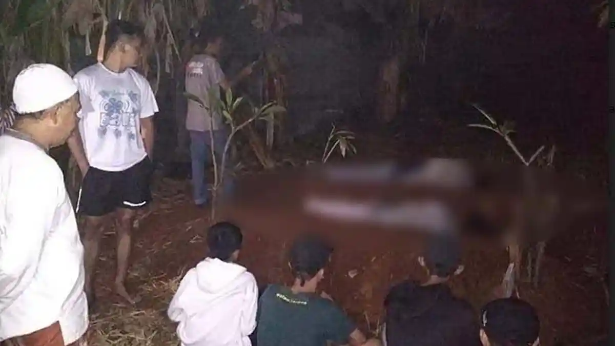 Viral 2 Remaja Berpenampilan Layaknya Pocong untuk Mengusili Warga, Mereka Dihukum Tidur di Kuburan