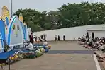 Ribuan Warga Khusyuk Salat Idul Fitri di Lapangan Karangpawitan Karawang