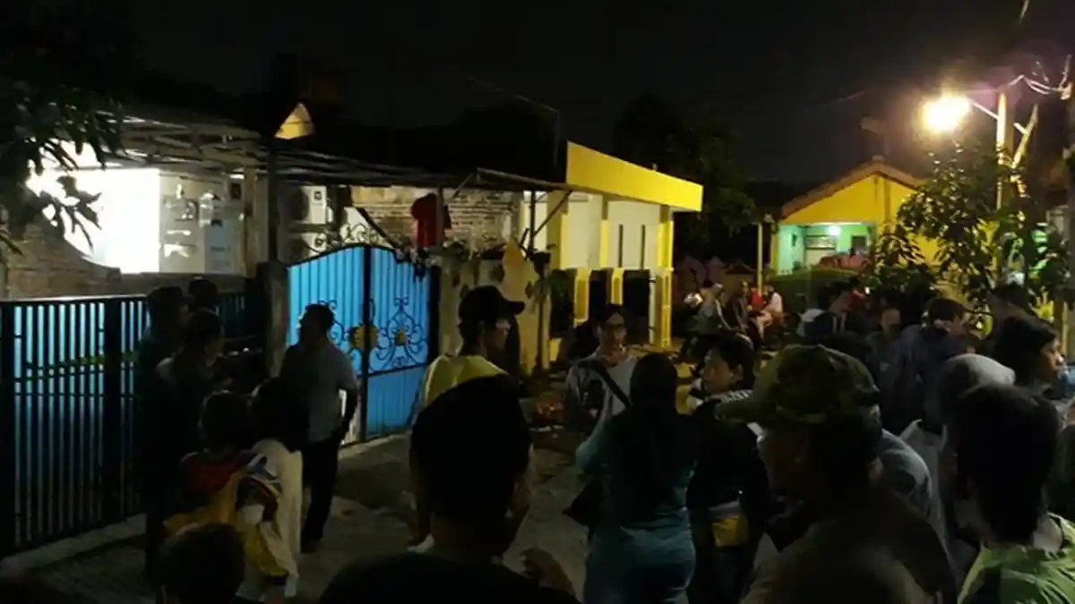 Banyak yang Penasaran, Hingga Tengah Malam, Lokasi Pembunuhan Satu Keluarga Masih Ramai
