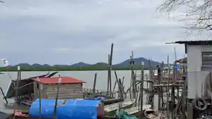 Rumah-warga-dihantam-tongkang.jpg