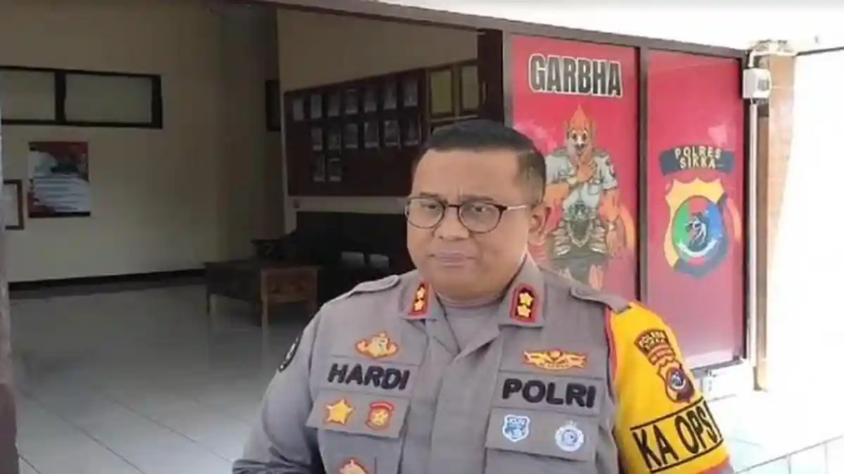 Polisi Periksa 4 Wanita dan Pria Merokok Sambil Memegang Botol Miras di Mapolres Sikka