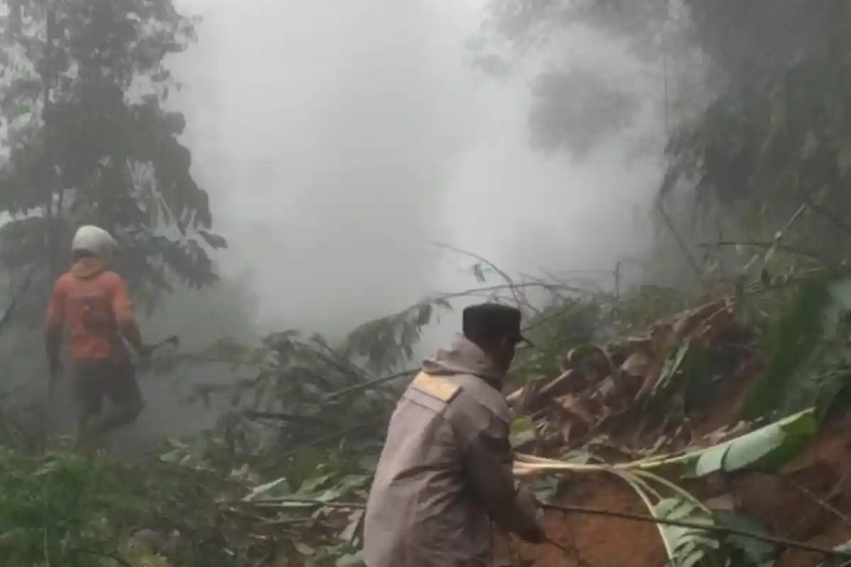 Jalan Alternatif Garut-Pangalengan di Talegong Tertutup Longsor, Akses Jalan Sementara Ditutup
