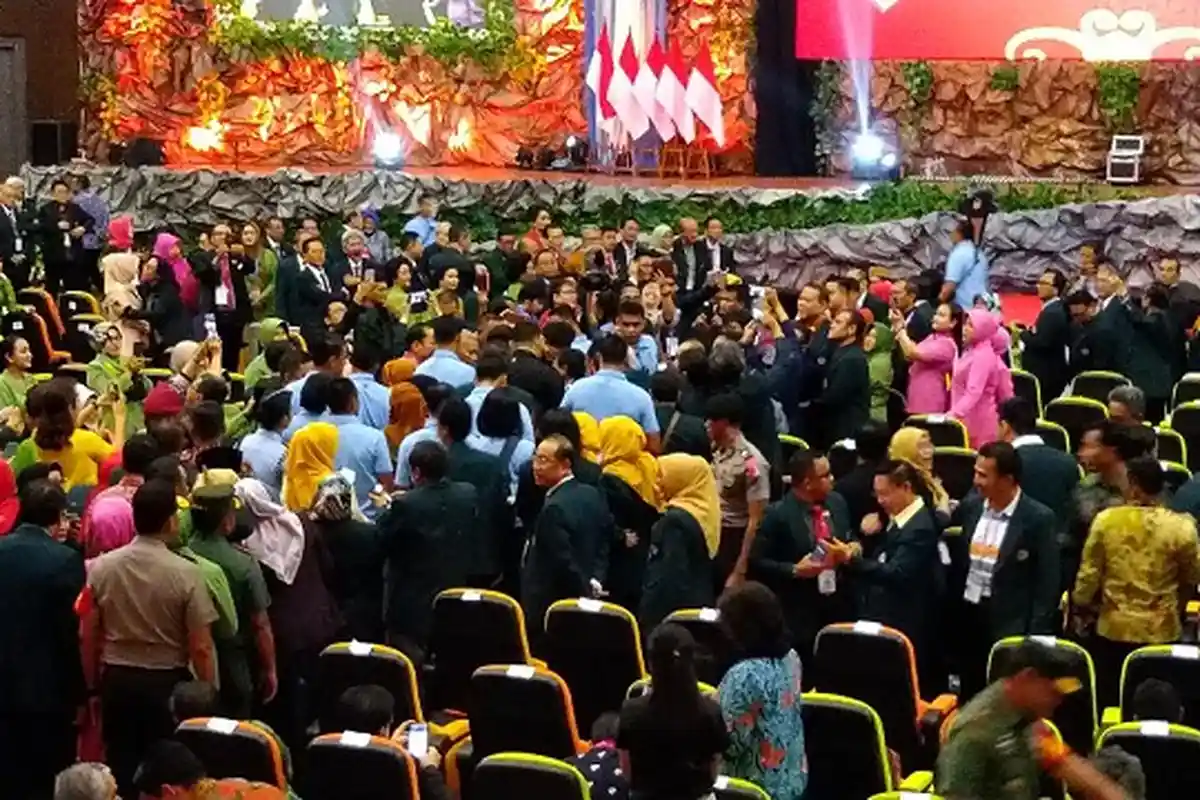 Begini Polah Para Dokter Saat Presiden Jokowi Tiba di Arena Muktamar IDI