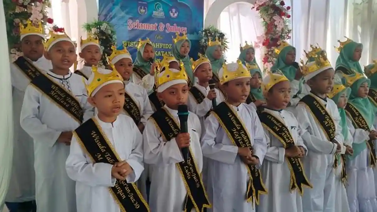 SD Al Washliyah Kota Langsa Gelar Wisuda Tahfidz Al-Qur'an Angkatan I, Wisudawan Basuh Kaki Sang Ibu