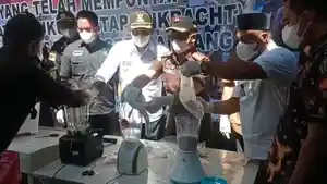 pemusnahan-barang-bukti-ratusan-gram-sabu-Kejaksaan-Negeri-Sampang-Madura.jpg