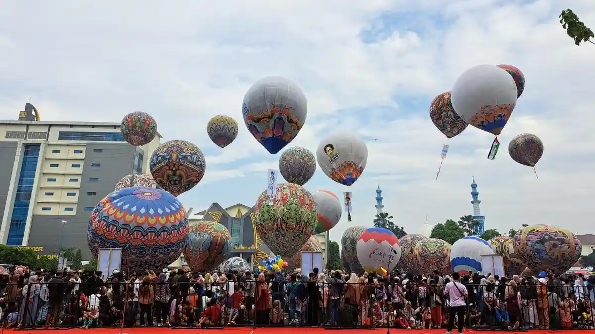 Berlangsung Hari Ini, Pemandangan Indah Balon Udara Terbang di Langit UMP