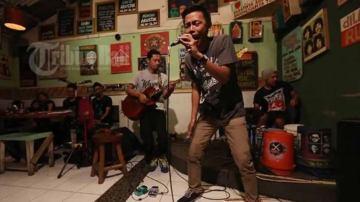 Grup Band Sumber Kencono Ini Unik, Ember Dijadikan Alat Musik