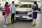 Sales-advisor-Auto2000-menjelaskan-fitur-dan-spesifikasi-Toyota-Innova-Zenix.jpg
