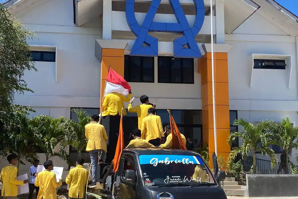 Mahasiswa BEM IAKN Kupang Unjuk Rasa Tuntut Klarifikasi SK Rektor dan Perbaikan Kampus