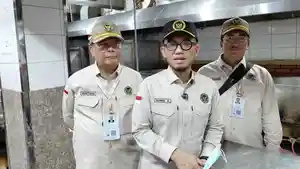 20260524-Amirulhaj-Sidak-Dapur-Konsumsi-Haji-Pastikan-Ribuan-Paket-Makanan-Siap.jpg