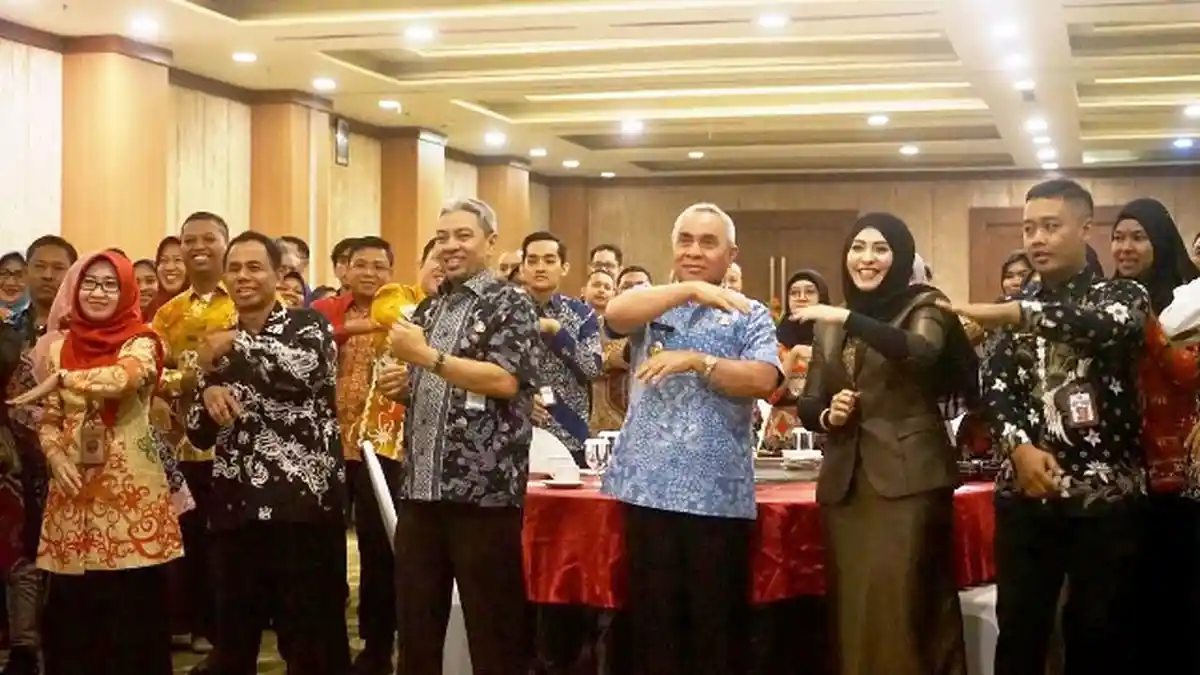 Beginilah Gaya Gubernur Isran Noor Berjoget Tiktok Saat Buka Bimtek Protokol Humas se-Kaltim