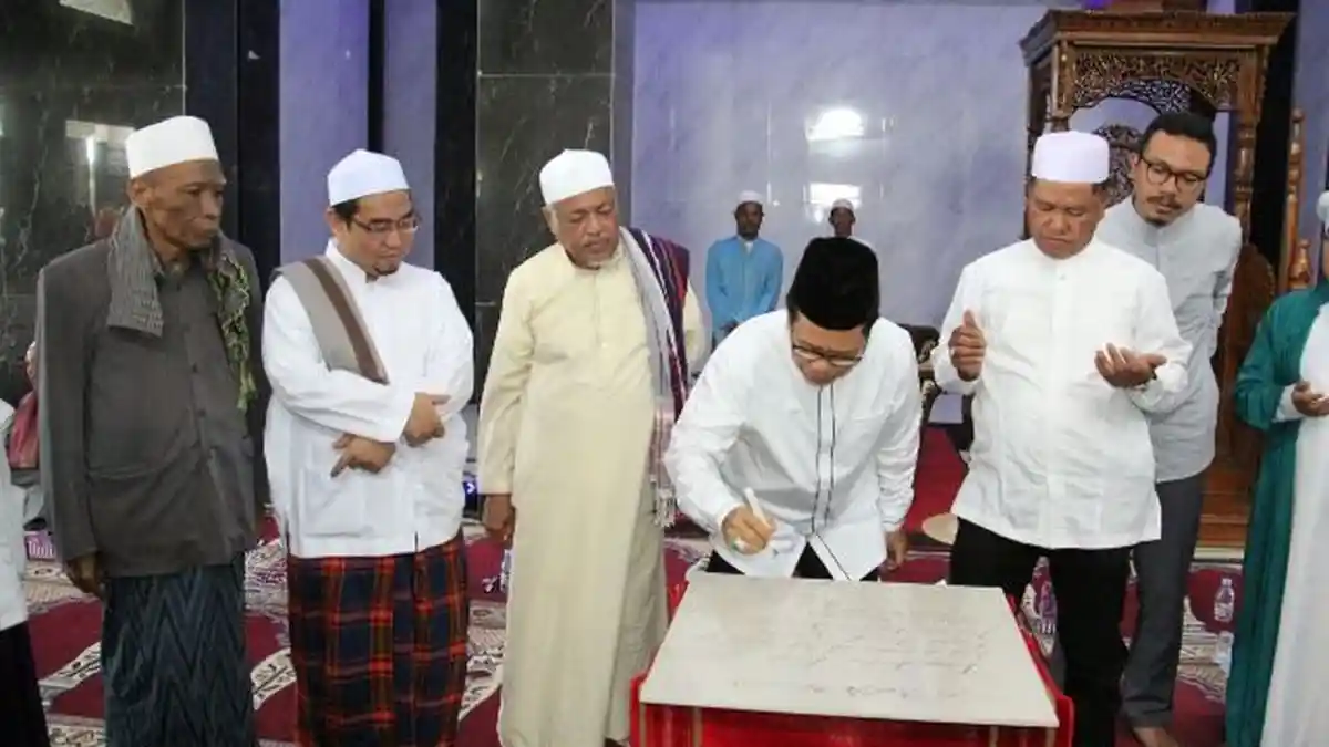 Arifin Arpan Datangi Masjid Al-Wustha Candi Laras Selatan, Ini Dilakukannya