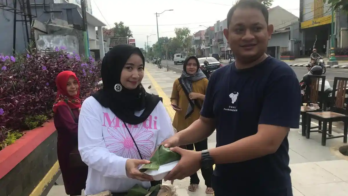 Saking Senangnya Prabowo Menang Hasil Quick Qount, Keluarga Ini Bagi Sarapan Gratis ke Warga Jepara