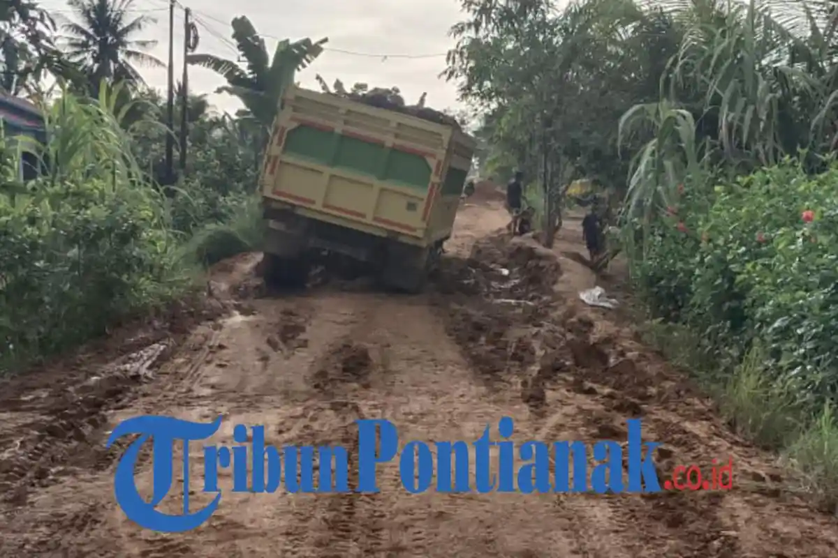 ‎Kondisi Jalan di Banyu Abang Kritis, Kendaraan Sering Terjebak dan Aktivitas Warga Terganggu