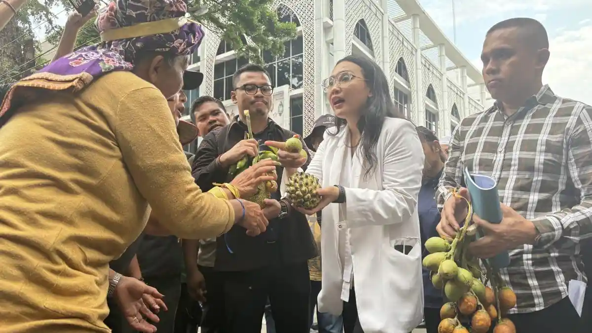 Massa Hadiahi DPRD Buah-Buahan, Simbol Pemerintah Tak Mampu Selesaikan Konflik Agraria di Sumut
