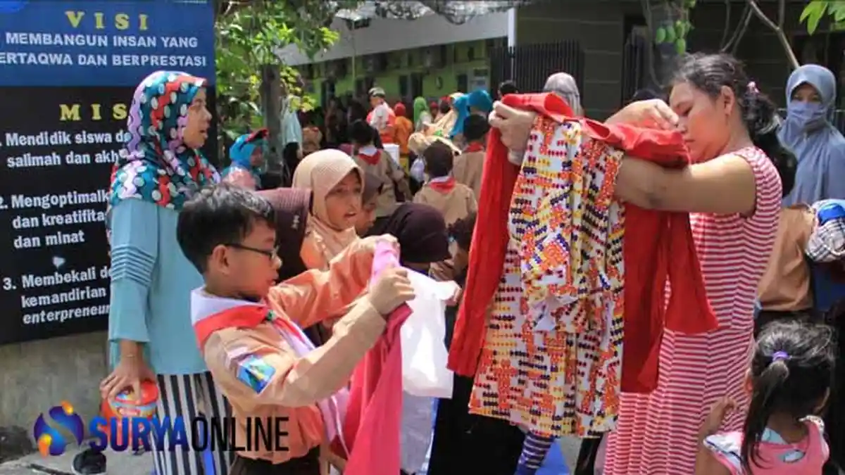 Siswa dan Wali Murid SD Kreatif Insan Rabbani Jualan Barang untuk Bantu ...