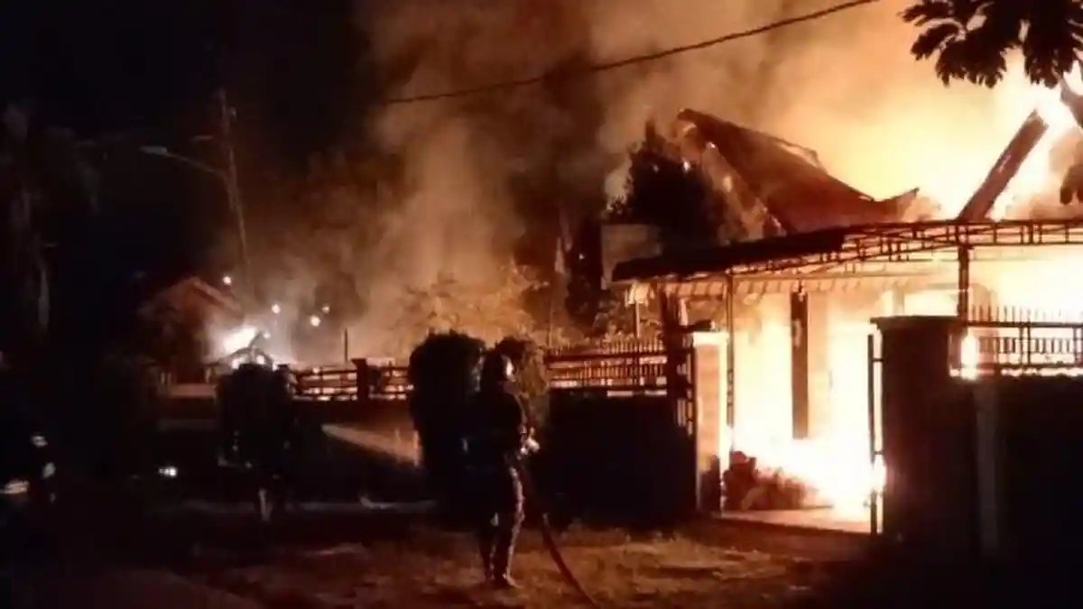 Rumah dan Warung di Koto Tangah Hangus Terbakar, Damkar Padang Kerahkan 7 Armada