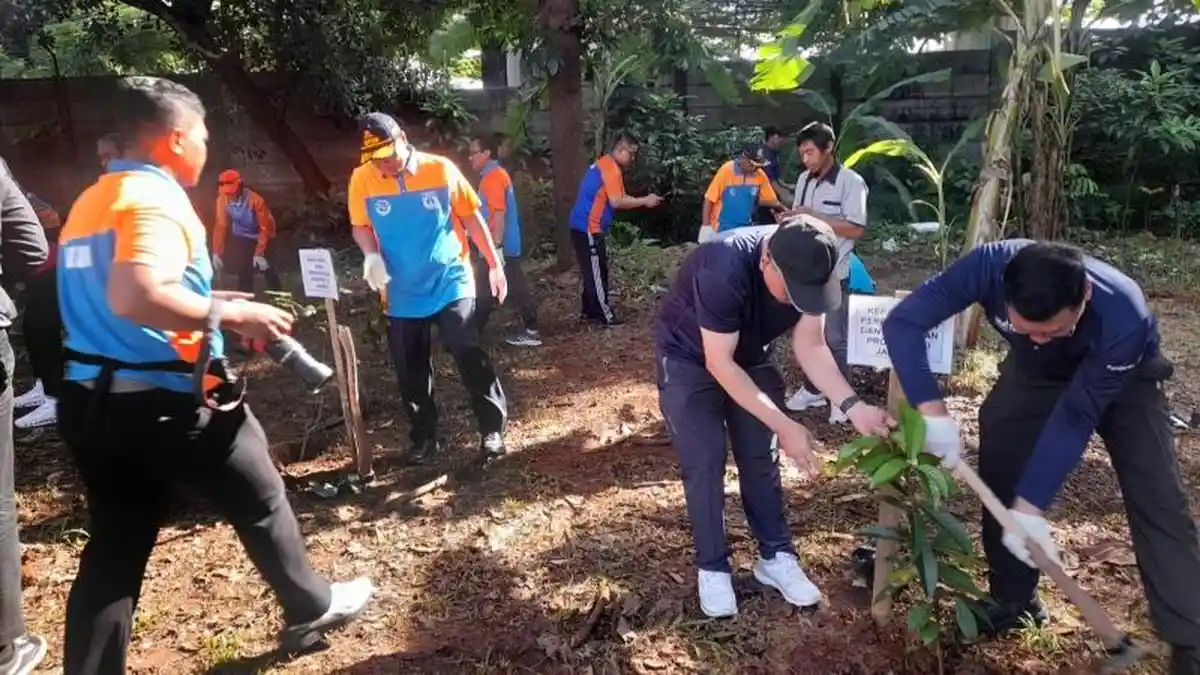 Jelang Libur Nataru, Ratusan Petugas Gabungan Bersih-bersih Terminal Kampung Rambutan