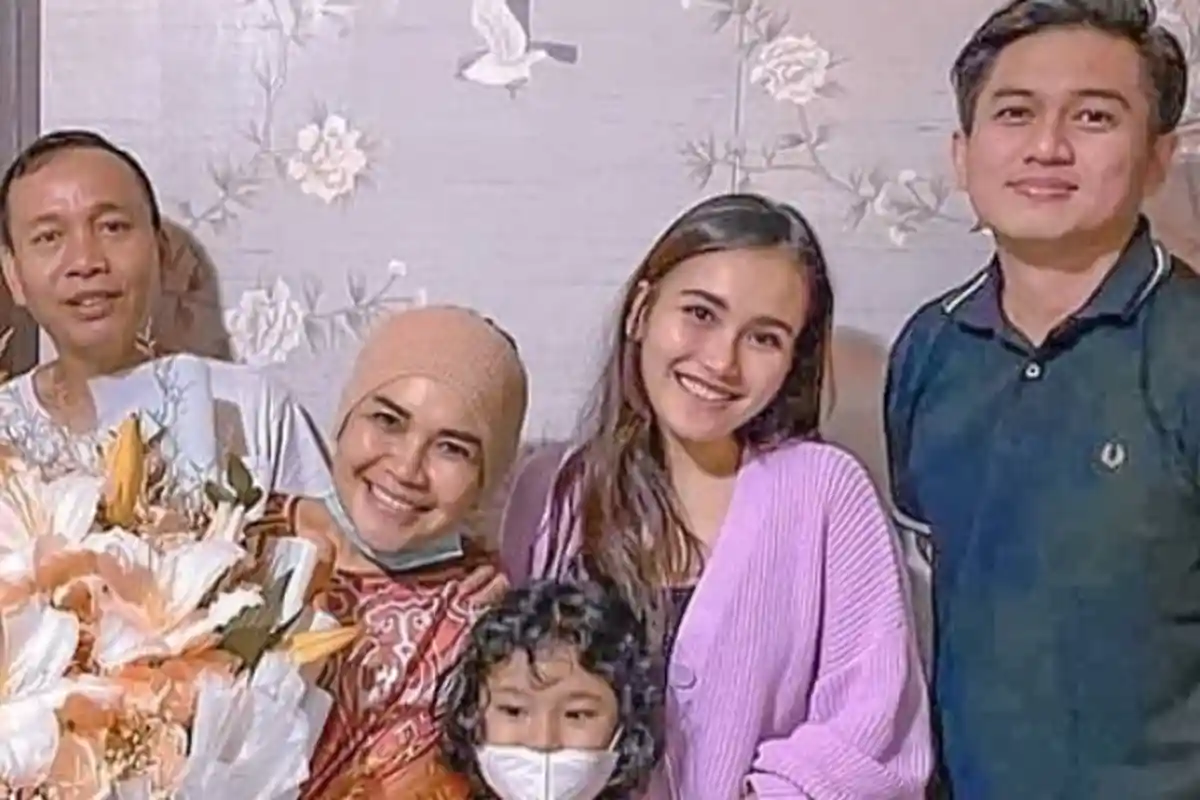 Bantah Putus, Ayu Ting Ting Pamer Foto Bareng Adit Jayusman: Siapa yang Bilang Putus?