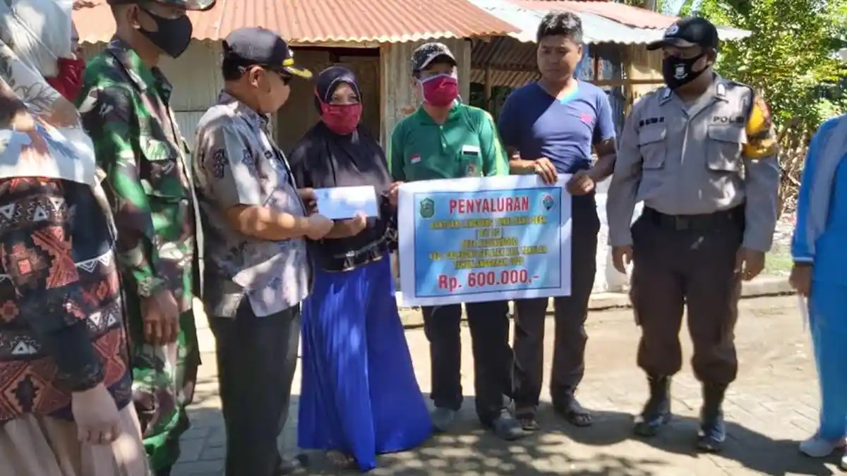 Antisipasi Penyebaran Covid-19, Pemdes Kalukubodo Takalar Datangi Rumah Warga Salurkan BLT-DD
