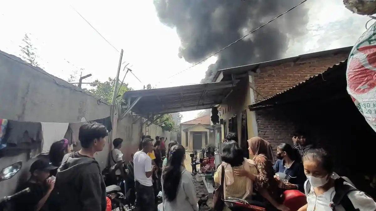 CURHAT Suliani Bolak-balik Pengungsian Saat Kebakaran Pabrik Mainan di Medan, Api Mendadak Membesar