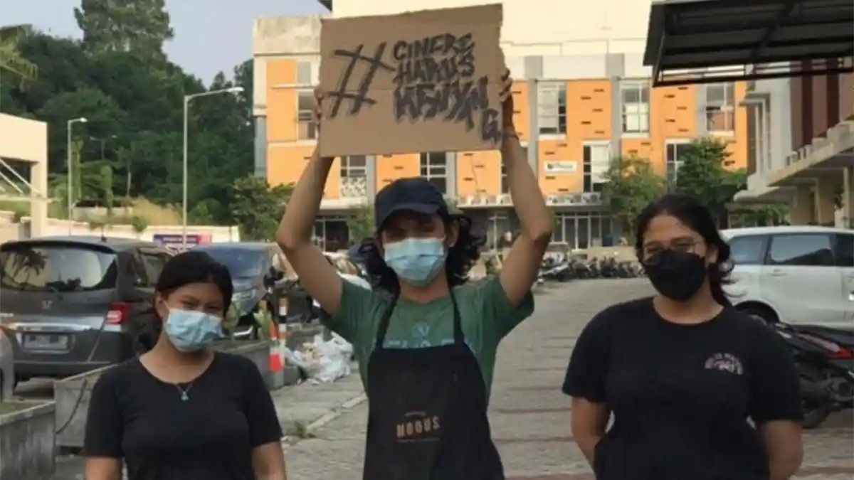 Meski Sulit dan Terdampak PPKM, Waroeng Modus Cinere Bagi-bagi Nasi Bungkus di Jumat Berkah