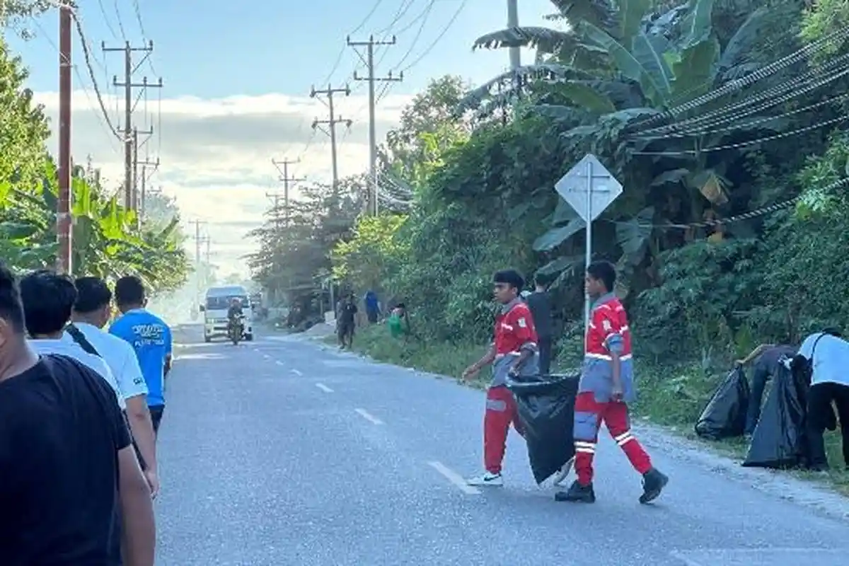 Pegawai PLN Menjadi Volunteer, Bersama Masyarakat Gotong Royong Bersihkan Sampah