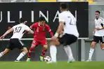 Bek-Timnas-Indonesia-Wisatan-Sulaeman-berusaha-melawati-pemain-libya.jpg