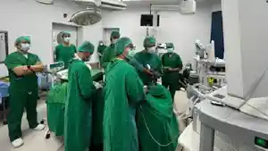 Tim-medis-sedang-melakukan-operasi-di-RSUP-Ben-Mboi-Kupang.jpg