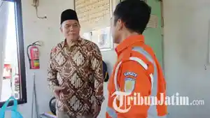 Pengamat-Transportasi-dan-kebijakan-Publik-Bambang-Haryo-Soekartono-BHS-di-pos-perlintasan-sebidang.jpg