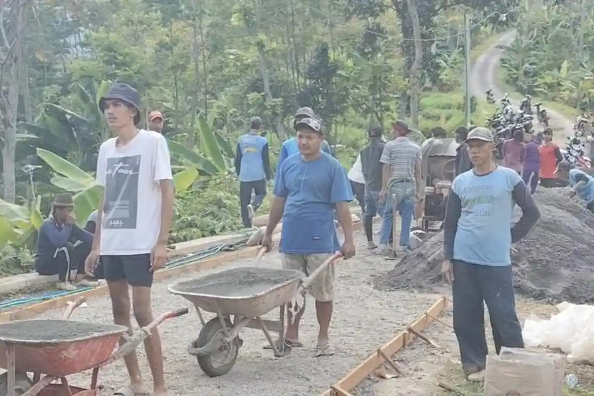 Warga Dua Desa di Pati Gotong-Royong Perbaiki Jalan Rusak secara Swadaya
