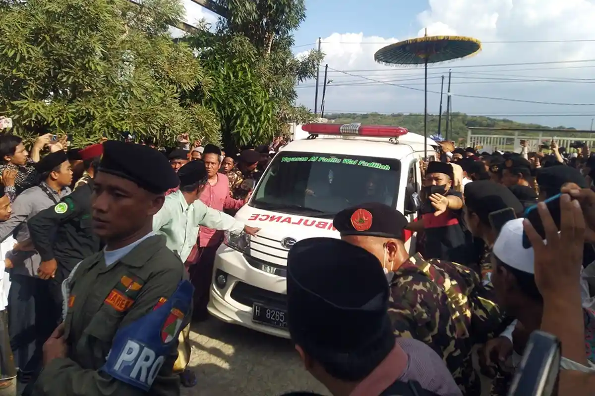 Kesehatan Abah Dim Sempat Ngedrop, Ribuan Orang Berjubel Iringi Pemakaman KH Dimyati Rois di Kendal