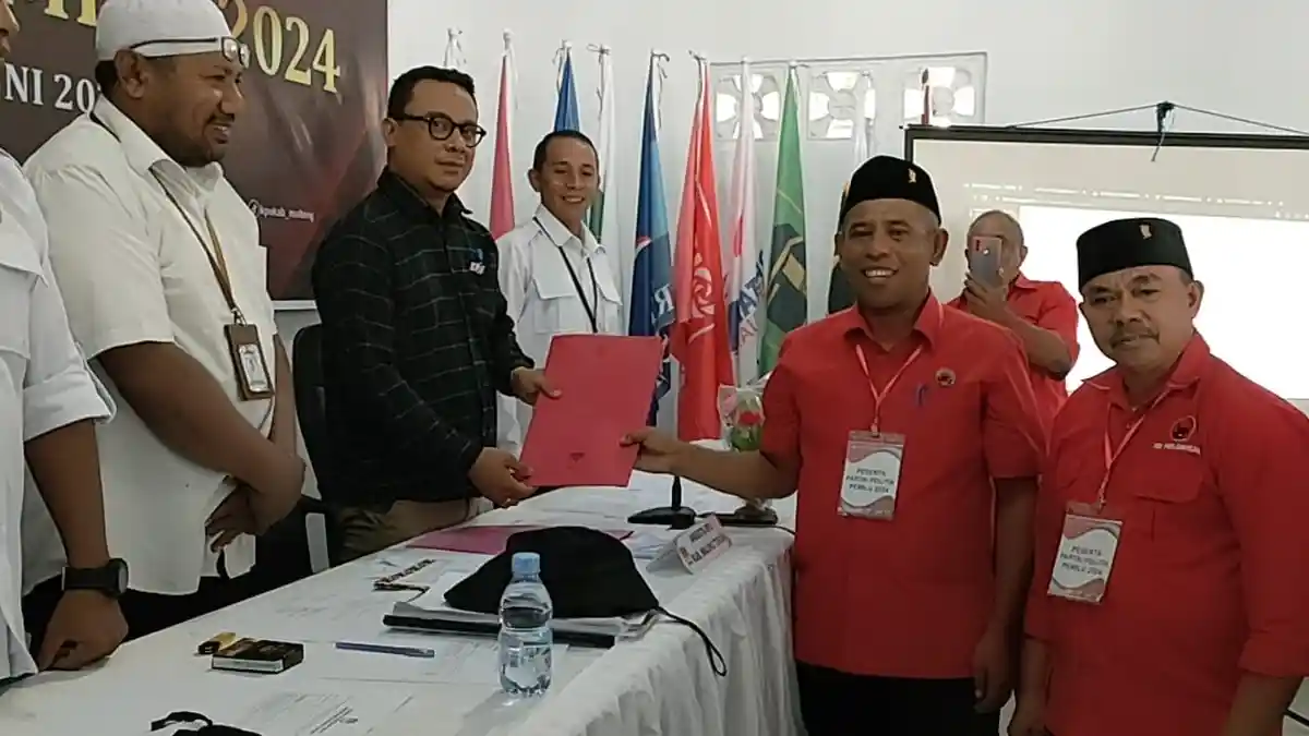 PDIP Jadi Parpol Pertama yang Daftar Bakal Caleg di KPU Maluku Tengah