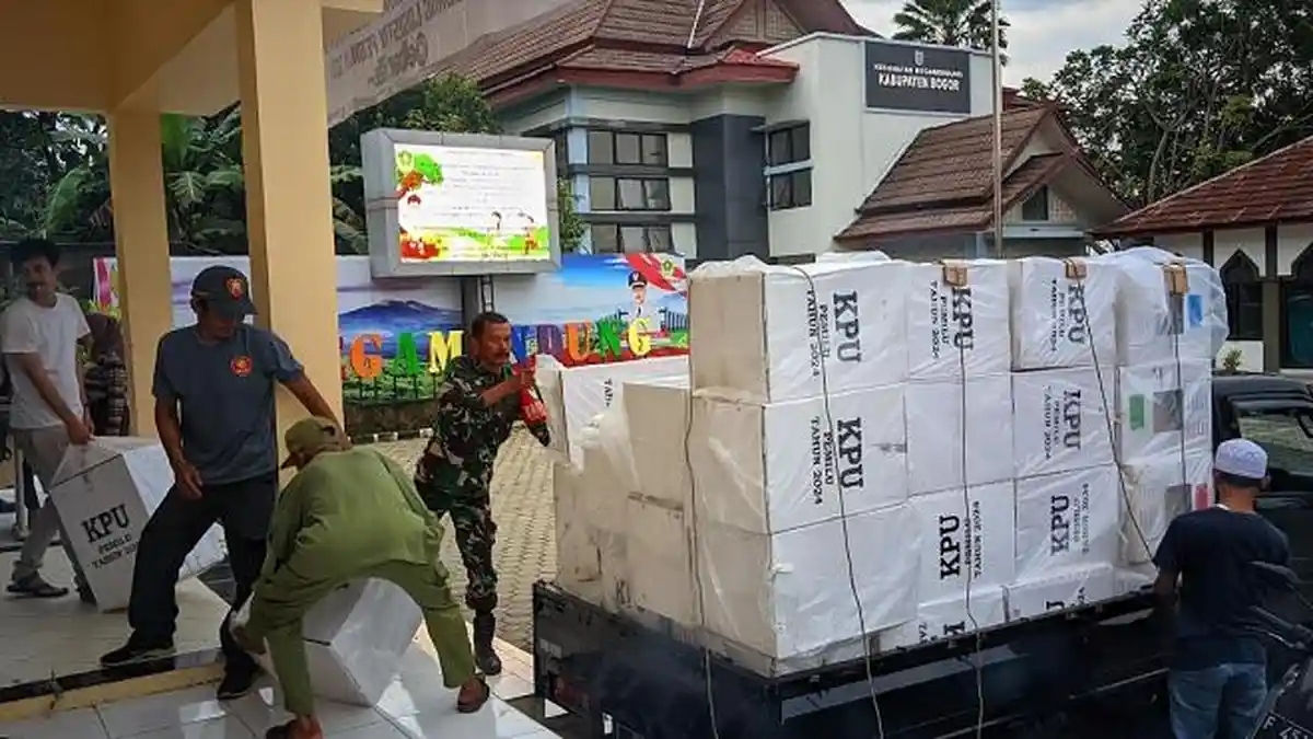 Jaga Suara Rakyat, Aparat Gabungan Stand By 24 Jam Awasi Logistik Pemilu di Megamendung Bogor
