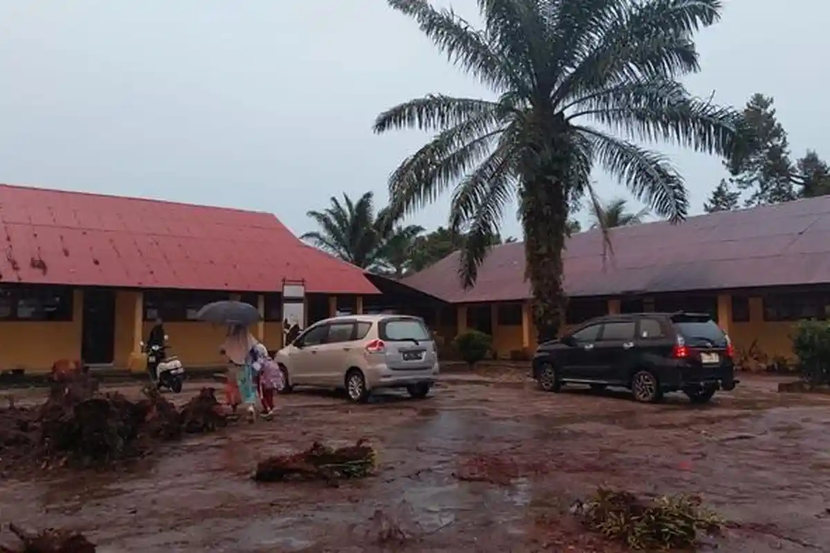 Padam Sejak Subuh, Listrik Hidup Lagi Pukul 07.00 WIB Saat Siswa Gosong Telaga Berangkat ke Sekolah 