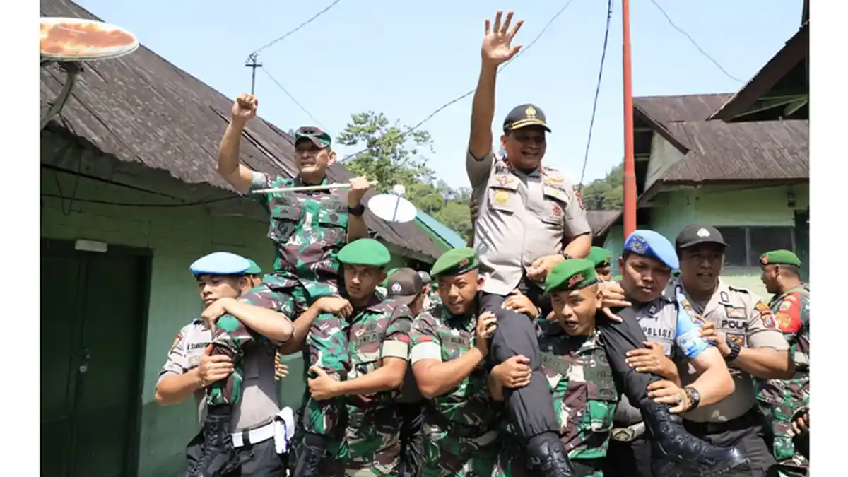 FOTO-FOTO, Kekompakan Pangdam I/BB dan Kapolda Sumut Pascabentrok Oknum TNI vs Polisi di Taput - kapolda-dan-pangdam-diarak.jpg